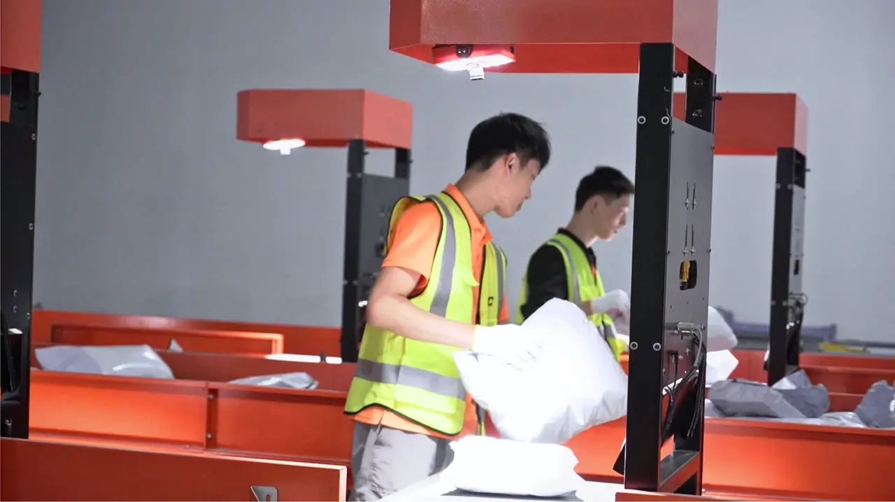 Ecommerce parcel sorting and pick and pack operation